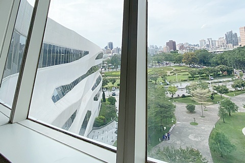 out side in設計概念，將戶外景觀視野完整引入室內，讓建築和自然合而為一，形成絕佳的視角