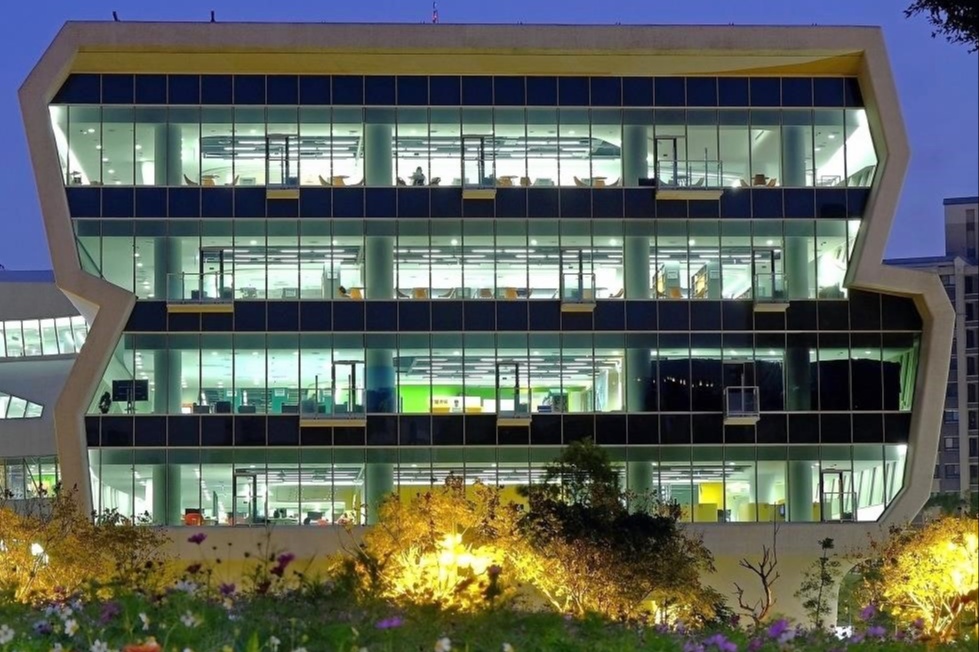 國資圖建築二端的玻璃帷幕在夜間透映出城市閱讀的溫度