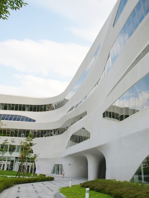 國資圖建築L型配置，充滿律動感的水平窗帶，活化整座建築載體