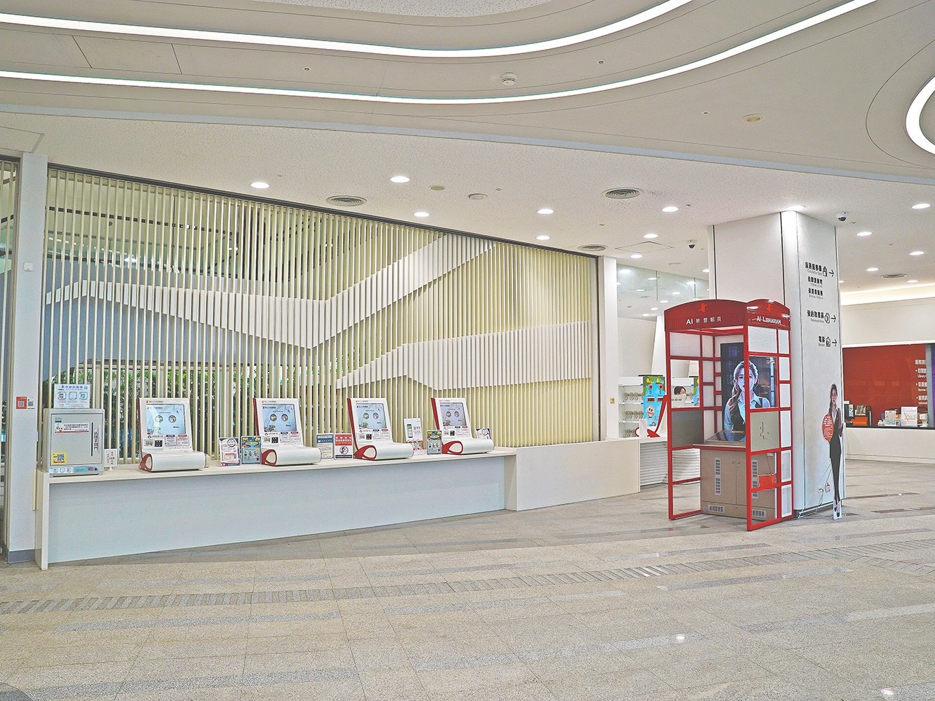 一樓入口大廳以幾何線條呈現的建築外觀，呼應建築外觀線條，結合天花板的流線型光帶，展現『知識流動』的空間美學