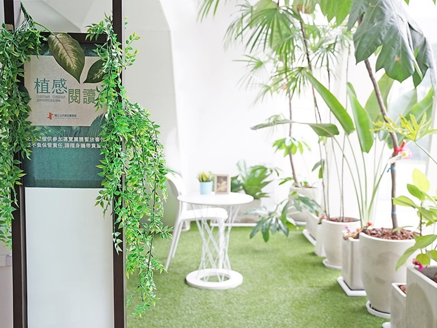 一樓植感閱讀區，讀者可沉浸在綠意及陽光裡沉澱和放鬆，是專為讀者設計的個人靜謐空間
