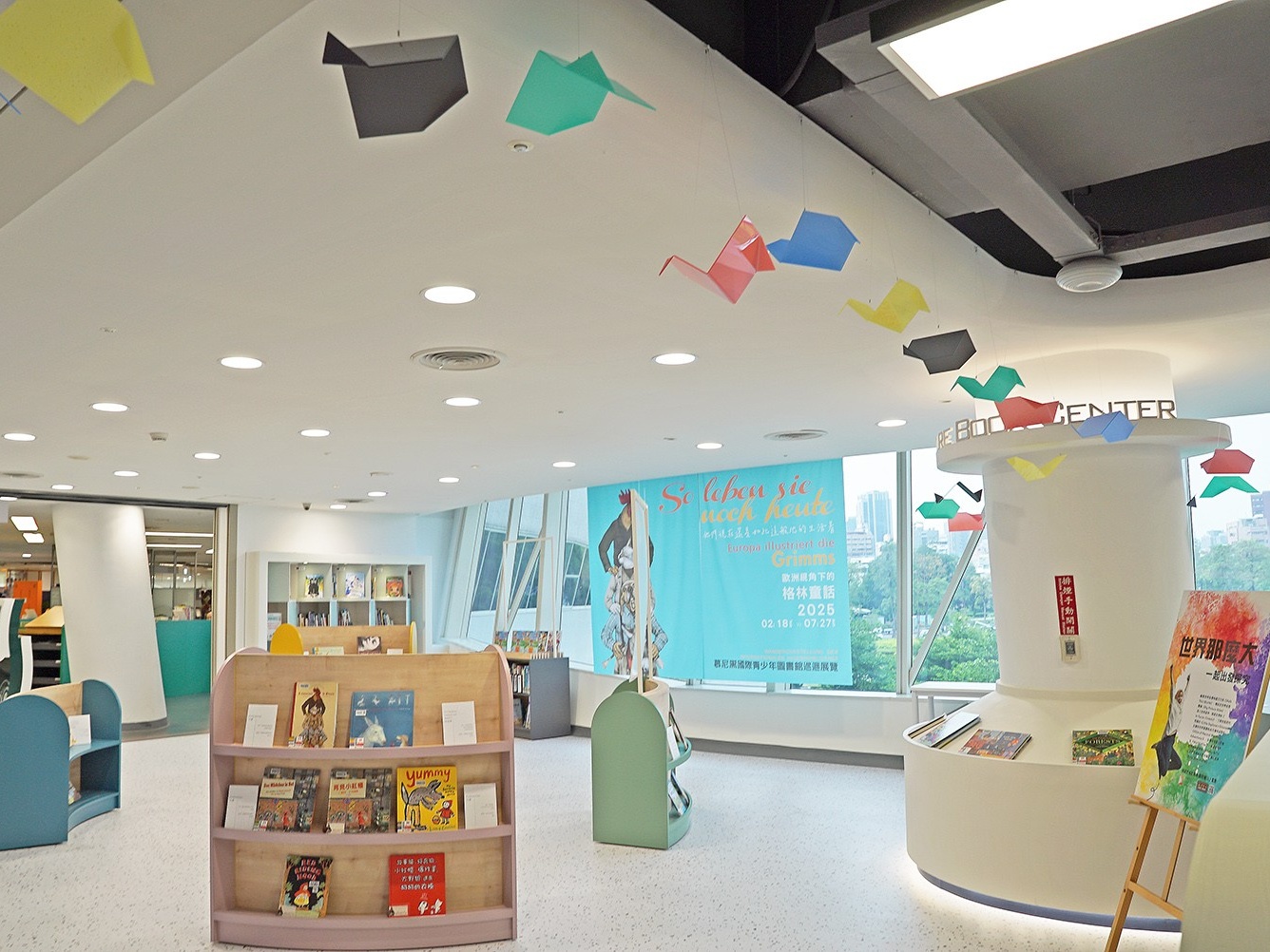 三樓世界繪本中心，展示世界各國原文繪本，在圖文交織中探索文化交融的深度與美感