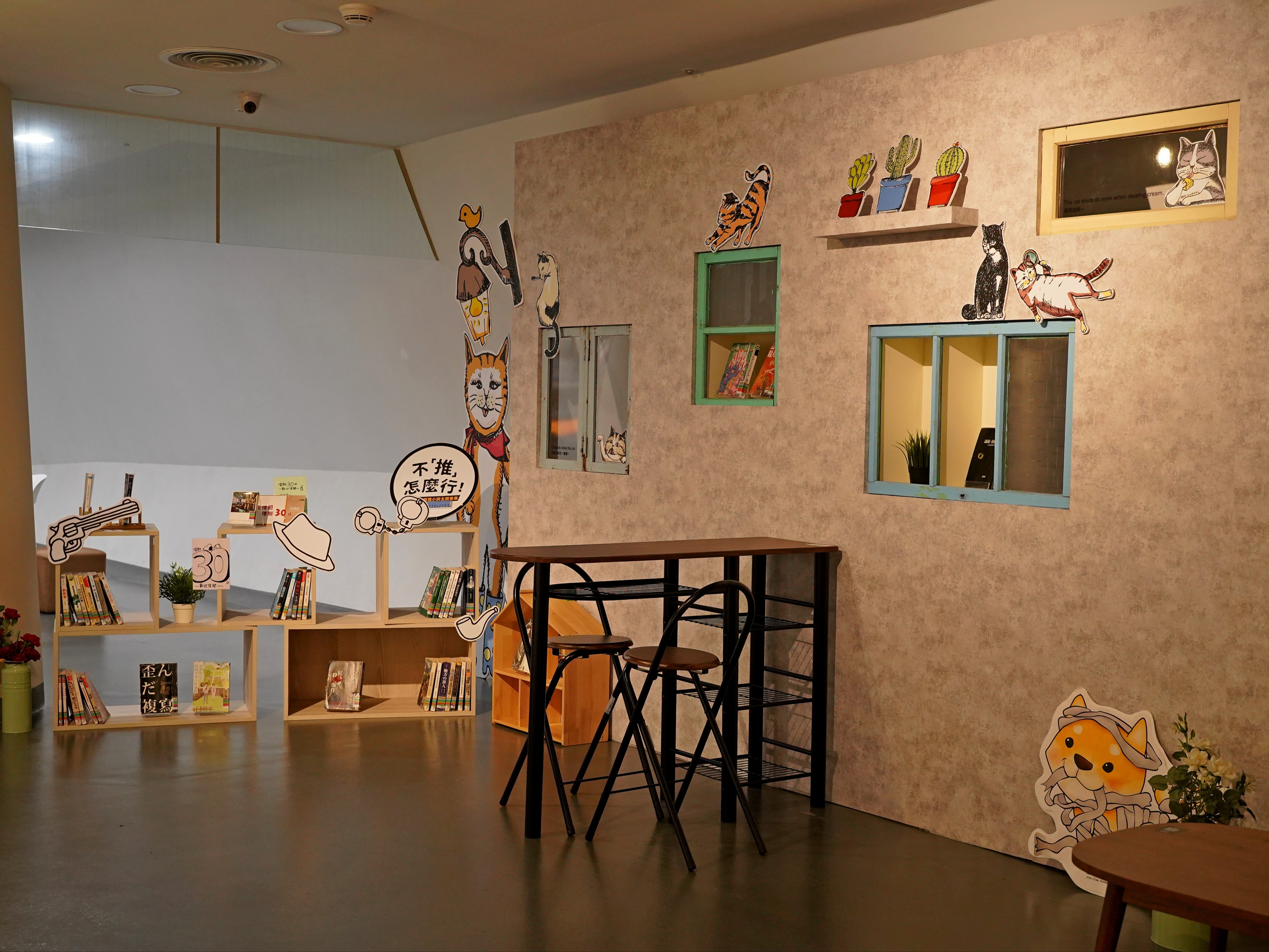 四樓走進「貓牆閱讀角」，闖入貓咪的奇幻世界。翻開一本書，開啟你的故事冒險之旅！