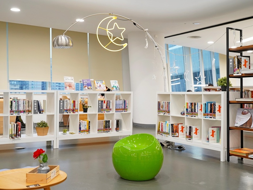 五樓「賢雲星空書房」是由民間企業捐贈書籍設立的閱讀角，空間陳設取星空與月亮意象，呼應引入室內的自然光影，使閱讀在日光與書頁交錯間展現靜謐的詩意，讓天空下的書語，於光影間與文字悄然相遇