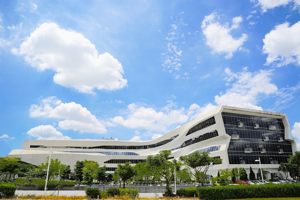 一本書就是一場新的探索，帶我去到未曾想像過的地方。——李惠貞