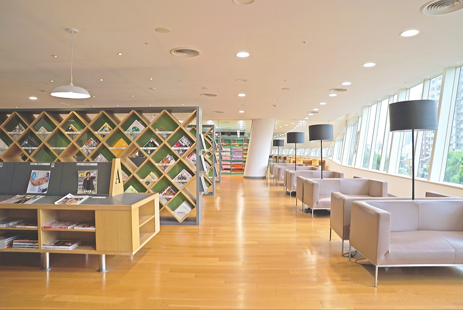 世界上任何書籍都不能帶給你好運，但是它們能讓你悄悄成為你自己。——赫曼．赫塞