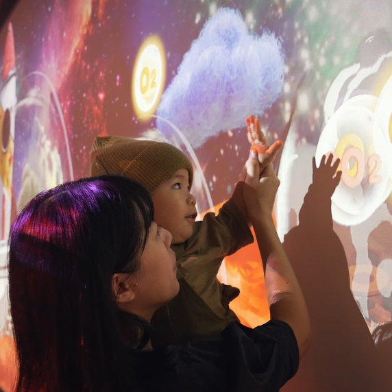 進入沉浸宇宙互動體驗區